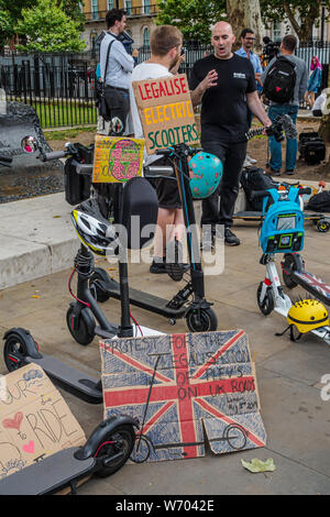 Londra, Regno Unito. Gli utenti di Luce Personale di veicoli elettrici protesta a Downing St per scooter elettrici e simili di basso-powered personale dispositivi di trasporto devono essere legalizzati su una base analoga alle biciclette elettriche. Si tratta di un reato di utilizzare questi bassa potenza di veicoli leggeri su strada o marciapiede, sebbene essi viaggiano solo a velocità simili all uomo-powered scooter o biciclette. Fautori dire sono un verde di una forma di trasporto che sostituisce i veicoli inquinanti e sono il trasporto urbano del futuro. Peter Marshall / Alamy Live News Foto Stock