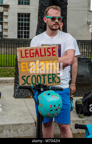 Londra, Regno Unito. Gli utenti di Luce Personale di veicoli elettrici protesta a Downing St per scooter elettrici e simili di basso-powered personale dispositivi di trasporto devono essere legalizzati su una base analoga alle biciclette elettriche. Si tratta di un reato di utilizzare questi bassa potenza di veicoli leggeri su strada o marciapiede, sebbene essi viaggiano solo a velocità simili all uomo-powered scooter o biciclette. Fautori dire sono un verde di una forma di trasporto che sostituisce i veicoli inquinanti e sono il trasporto urbano del futuro. Peter Marshall / Alamy Live News Foto Stock