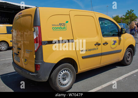 Guilvinec, Brittany, Francia - Luglio 08, 2019: Giallo auto di La Poste francese - servizio postale nazionale è il parcheggio sul posto in Guilvinec, Francia. Foto Stock