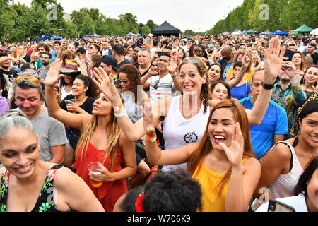 Centinaia assiste la Clave Fest 2019: Free Festival Latino a Londra con spettacoli dal vivo ottimo cibo e bevande e bella gente a Finsbury Park il 3 agosto 2019, Londra, Regno Unito. Foto Stock