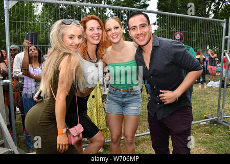 Centinaia assiste la Clave Fest 2019: Free Festival Latino a Londra con spettacoli dal vivo ottimo cibo e bevande e bella gente a Finsbury Park il 3 agosto 2019, Londra, Regno Unito. Foto Stock