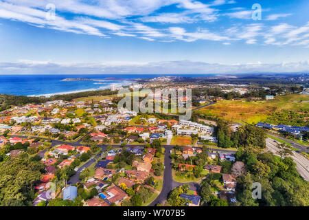 Coffs Harbour Town strade, strade e pascoli su Australian Pacific Coast presso il centro di industria di banane con il famoso Big Banana - vista aerea a Foto Stock