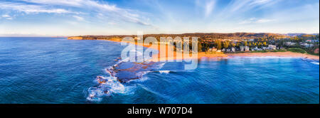 Mona Vale la spiaggia e la piscina di roccia sull altopiano di arenaria off shore del Nord di Sydney Australia sulla costa dell'oceano Pacifico in elevata panor antenna Foto Stock