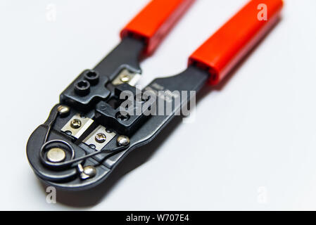 Modular pinza a crimpare isolati su sfondo bianco. Foto Stock