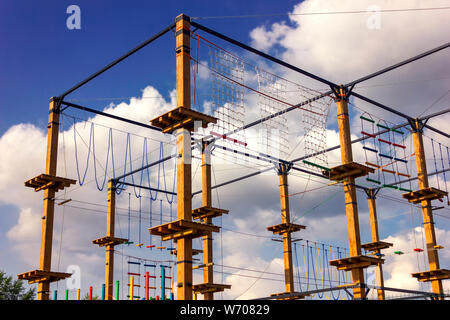 Un frammento di un parco giochi per bambini contro un luminoso cielo blu. Foto Stock