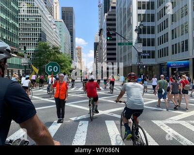 New York, Stati Uniti d'America. 03 Ago, 2019. Persone conquistare Park Avenue, che è chiusa alle auto, in bicicletta e a piedi. Undici chilometri del normalmente trafficata strada - tra il ponte di Brooklyn e la parte superiore lato est - erano liberi di automobili e camion per diverse ore durante il Summer Festival di strade. Credito: Christina Horsten/dpa/Alamy Live News Foto Stock