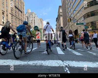 New York, Stati Uniti d'America. 03 Ago, 2019. Persone conquistare Park Avenue, che è chiusa alle auto, in bicicletta e a piedi. Undici chilometri del normalmente trafficata strada - tra il ponte di Brooklyn e la parte superiore lato est - erano liberi di automobili e camion per diverse ore durante il Summer Festival di strade. Credito: Christina Horsten/dpa/Alamy Live News Foto Stock