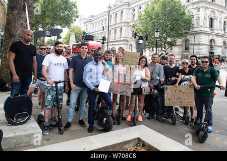 Londra, Regno Unito. Gli utenti di Luce Personale di veicoli elettrici protesta a Downing St per scooter elettrici e simili di basso-powered personale dispositivi di trasporto devono essere legalizzati su una base analoga alle biciclette elettriche. Si tratta di un reato di utilizzare questi bassa potenza di veicoli leggeri su strada o marciapiede, sebbene essi viaggiano solo a velocità simili all uomo-powered scooter o biciclette. Fautori dire sono un verde di una forma di trasporto che sostituisce i veicoli inquinanti e sono il trasporto urbano del futuro. Quan Van/Alamy Live News Foto Stock