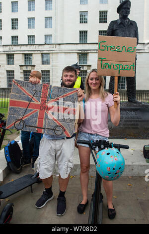 Londra, Regno Unito. Gli utenti di Luce Personale di veicoli elettrici protesta a Downing St per scooter elettrici e simili di basso-powered personale dispositivi di trasporto devono essere legalizzati su una base analoga alle biciclette elettriche. Si tratta di un reato di utilizzare questi bassa potenza di veicoli leggeri su strada o marciapiede, sebbene essi viaggiano solo a velocità simili all uomo-powered scooter o biciclette. Fautori dire sono un verde di una forma di trasporto che sostituisce i veicoli inquinanti e sono il trasporto urbano del futuro. Quan Van/Alamy Live News Foto Stock