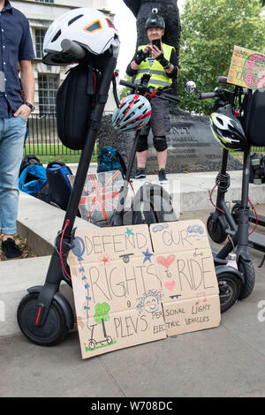 Londra, Regno Unito. Gli utenti di Luce Personale di veicoli elettrici protesta a Downing St per scooter elettrici e simili di basso-powered personale dispositivi di trasporto devono essere legalizzati su una base analoga alle biciclette elettriche. Si tratta di un reato di utilizzare questi bassa potenza di veicoli leggeri su strada o marciapiede, sebbene essi viaggiano solo a velocità simili all uomo-powered scooter o biciclette. Fautori dire sono un verde di una forma di trasporto che sostituisce i veicoli inquinanti e sono il trasporto urbano del futuro. Quan Van/Alamy Live News Foto Stock