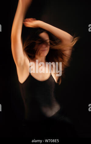 Donne sciamaniche eseguendo luminosa rituale di guarigione. Foto Stock