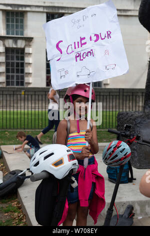 Londra, Regno Unito. Gli utenti di Luce Personale di veicoli elettrici protesta a Downing St per scooter elettrici e simili di basso-powered personale dispositivi di trasporto devono essere legalizzati su una base analoga alle biciclette elettriche. Si tratta di un reato di utilizzare questi bassa potenza di veicoli leggeri su strada o marciapiede, sebbene essi viaggiano solo a velocità simili all uomo-powered scooter o biciclette. Fautori dire sono un verde di una forma di trasporto che sostituisce i veicoli inquinanti e sono il trasporto urbano del futuro. Quan Van/Alamy Live News Foto Stock