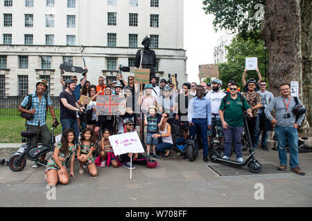 Londra, Regno Unito. Gli utenti di Luce Personale di veicoli elettrici protesta a Downing St per scooter elettrici e simili di basso-powered personale dispositivi di trasporto devono essere legalizzati su una base analoga alle biciclette elettriche. Si tratta di un reato di utilizzare questi bassa potenza di veicoli leggeri su strada o marciapiede, sebbene essi viaggiano solo a velocità simili all uomo-powered scooter o biciclette. Fautori dire sono un verde di una forma di trasporto che sostituisce i veicoli inquinanti e sono il trasporto urbano del futuro. Quan Van/Alamy Live News Foto Stock