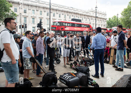 Londra, Regno Unito. Gli utenti di Luce Personale di veicoli elettrici protesta a Downing St per scooter elettrici e simili di basso-powered personale dispositivi di trasporto devono essere legalizzati su una base analoga alle biciclette elettriche. Si tratta di un reato di utilizzare questi bassa potenza di veicoli leggeri su strada o marciapiede, sebbene essi viaggiano solo a velocità simili all uomo-powered scooter o biciclette. Fautori dire sono un verde di una forma di trasporto che sostituisce i veicoli inquinanti e sono il trasporto urbano del futuro. Quan Van/Alamy Live News Foto Stock