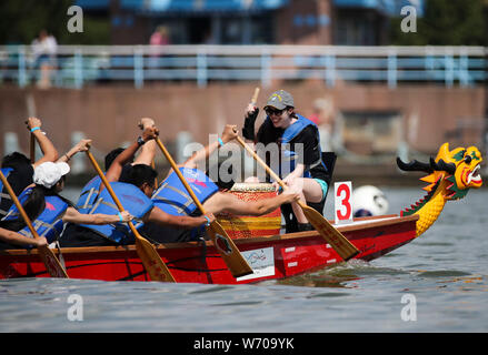 New York, Stati Uniti d'America. Il 3° agosto 2019. I partecipanti competono durante la XXIX Hong Kong Dragon Boat Festival in New York, Stati Uniti, e il Agosto 3, 2019. Più di 2.500 canottieri si sono riuniti presso la Corona Park a New York City il Queens borough di sabato per il kick off del 29 Hong Kong Dragon Boat Festival, uno dei più grandi del suo genere negli Stati Uniti. Credito: Wang Ying/Xinhua/Alamy Live News Foto Stock