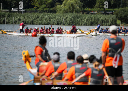 New York, Stati Uniti d'America. Il 3° agosto 2019. I partecipanti competono durante la XXIX Hong Kong Dragon Boat Festival in New York, Stati Uniti, e il Agosto 3, 2019. Più di 2.500 canottieri si sono riuniti presso la Corona Park a New York City il Queens borough di sabato per il kick off del 29 Hong Kong Dragon Boat Festival, uno dei più grandi del suo genere negli Stati Uniti. Credito: Wang Ying/Xinhua/Alamy Live News Foto Stock