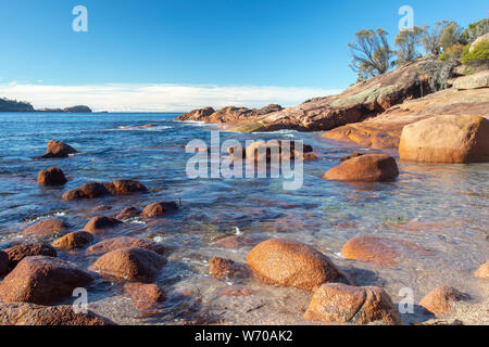 Assonnato bay nel Parco Nazionale di Freycinet sulla costa est della Tasmania, su di un soleggiato inverni giorno,l'Australia Foto Stock