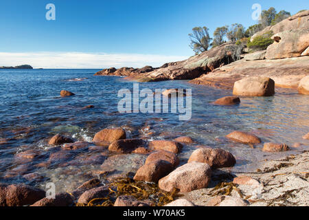 Assonnato bay nel Parco Nazionale di Freycinet sulla costa est della Tasmania, su di un soleggiato inverni giorno,l'Australia Foto Stock