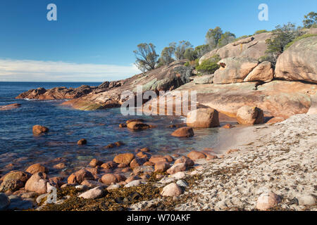 Assonnato bay nel Parco Nazionale di Freycinet sulla costa est della Tasmania, su di un soleggiato inverni giorno,l'Australia Foto Stock