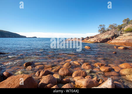 Assonnato bay nel Parco Nazionale di Freycinet sulla costa est della Tasmania, su di un soleggiato inverni giorno,l'Australia Foto Stock
