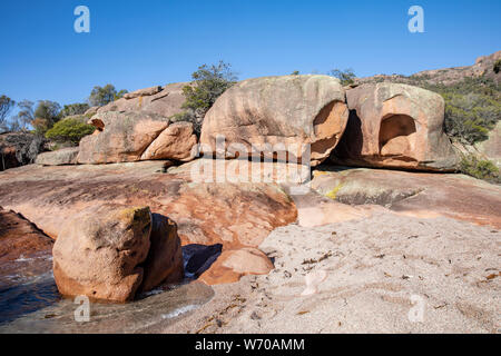 Grandi massi e rocce rosse a Sleepy Bay nel Parco Nazionale di Freycinet,Tasmania, Australia Foto Stock