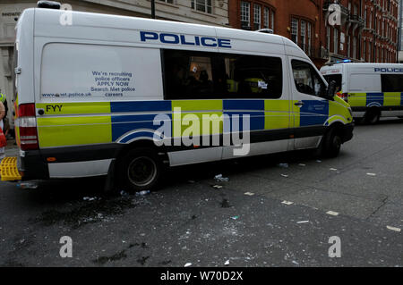 Un furgone della polizia che è stato attaccato da Tommy Robinson sostenitori a Londra.sostenitori radunati fuori BBC per esigere la libertà dei loro incarcerato a destra leader Stephen Yaxley-Lennon alias Tommy Robinson. Durante il rally, la polizia ha dovuto intervenire e alzare i loro manganelli quando un furgone della polizia è stato attaccato da Tommy Robinson sostenitori. Una persona è stata arrestata dopo il confronto. Foto Stock