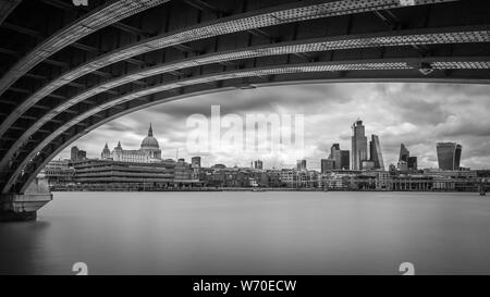 La vista della città di Londra da sotto il Blackfriars Bridge di Londra. Foto Stock