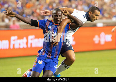 3 agosto 2019: FC di Cincinnati Kekuta Manneh (sinistra) e Vancouver Ali Adnan (destra) lotta per la posizione durante una sequenza di lunghezza massima MLS partita di calcio tra FC Cincinnati e Vancouver Whitecaps a Nippert Stadium di Cincinnati, Ohio. Kevin Schultz/CSM Foto Stock