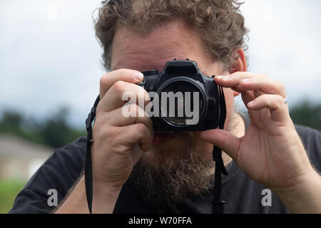 Close up di un uomo di scattare una foto Foto Stock