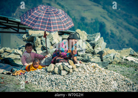 Madre si è guadagnata duro per prendersi cura dei suoi bambini in regime di occupazione a nord collina, Sikkim, India, Foto Stock