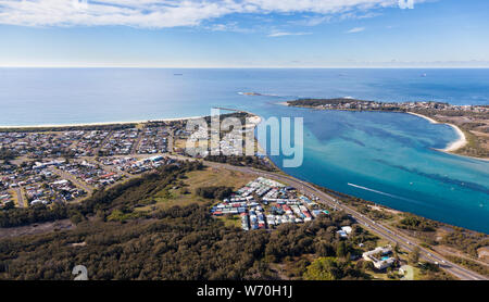 Vista aerea di fabbri Beach e Swansea canale in corrispondenza della bocca del lago Macquarie - Australia il più grande lago di acqua salata. La nautica pesca e surf Foto Stock