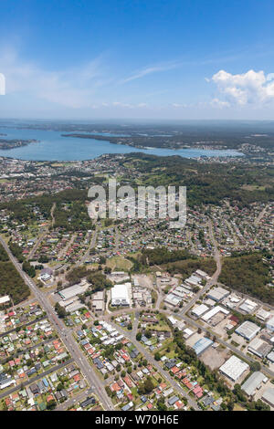 Vista su tutta la periferia del Lago di terre e di Warners bay verso il lago Macquarie - Newcastle NSW Australia. In Australia il più grande lago di acqua salata si trova Foto Stock