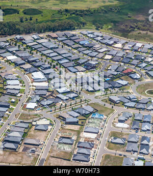 Lo sviluppo urbano ai margini della città è una caratteristica comune in Australia le città. Questo si trova a Fletcher nella periferia occidentale di Newcastle è Foto Stock