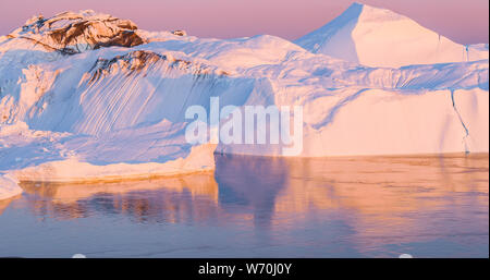 Il cambiamento climatico e il riscaldamento globale - iceberg dal ghiacciaio di fusione in icebergs in Ilulissat. Immagine aerea di natura artica paesaggio di ghiaccio. Unesco - Sito Patrimonio dell'umanità. Foto Stock