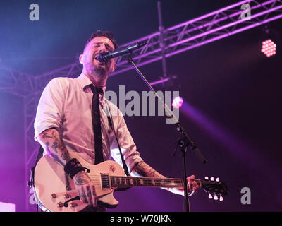 Wickham, UK. 03 Ago, 2019. Premiato politico britannico, folk e punk cantautore e chitarrista Francesco Edward Turner aka Frank Turner, esegue con banda le anime a pelo a Wickham festival giorno 3 dal vivo sul palco in casa sua contea, Hampshire. Credito: SOPA Immagini limitata/Alamy Live News Foto Stock