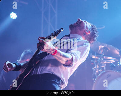 Wickham, UK. 03 Ago, 2019. Premiato politico britannico, folk e punk cantautore e chitarrista Francesco Edward Turner aka Frank Turner, esegue con banda le anime a pelo a Wickham festival giorno 3 dal vivo sul palco in casa sua contea, Hampshire. Credito: SOPA Immagini limitata/Alamy Live News Foto Stock