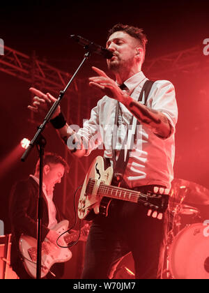 Wickham, UK. 03 Ago, 2019. Premiato politico britannico, folk e punk cantautore e chitarrista Francesco Edward Turner aka Frank Turner, esegue con banda le anime a pelo a Wickham festival giorno 3 dal vivo sul palco in casa sua contea, Hampshire. Credito: SOPA Immagini limitata/Alamy Live News Foto Stock