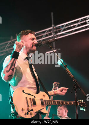 Wickham, UK. 03 Ago, 2019. Premiato politico britannico, folk e punk cantautore e chitarrista Francesco Edward Turner aka Frank Turner, esegue con banda le anime a pelo a Wickham festival giorno 3 dal vivo sul palco in casa sua contea, Hampshire. Credito: SOPA Immagini limitata/Alamy Live News Foto Stock