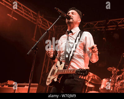 Wickham, UK. 03 Ago, 2019. Premiato politico britannico, folk e punk cantautore e chitarrista Francesco Edward Turner aka Frank Turner, esegue con banda le anime a pelo a Wickham festival giorno 3 dal vivo sul palco in casa sua contea, Hampshire. Credito: SOPA Immagini limitata/Alamy Live News Foto Stock