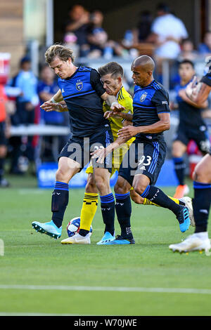 3 agosto 2019: San Jose terremoti centrocampista Florian Jungwirth (23) combatte per la sfera e colpisce Columbus Crew SC inoltra Pedro Santos (7) nel collo durante il match di MLS tra Columbus Crew SC e il San Jose terremoti a Avaya Stadium di San Jose, California. Chris Brown/CSM Foto Stock