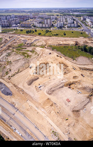 Panoramica immagine drone di periferia della città sito in costruzione. vista aerea Foto Stock