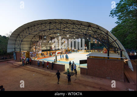 Auroville, India - Marzo 2019: nuovo cestello sportivo di nuova creazione di comunità Foto Stock