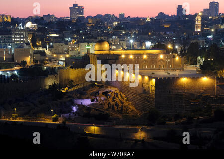 Vista al tramonto della moschea Al-Aksa costruito sulla cima del Monte del Tempio, noto come Al Aqsa composto o Haram esh-Sharif nella Città Vecchia di Gerusalemme Est Israele Foto Stock