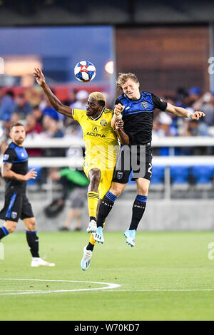 3 agosto 2019: San Jose terremoti centrocampista Florian Jungwirth (23) e Columbus Crew SC centrocampista David Guzman (9) lotta per la testata durante il match di MLS tra Columbus Crew SC e il San Jose terremoti a Avaya Stadium di San Jose, California. Chris Brown/CSM Foto Stock