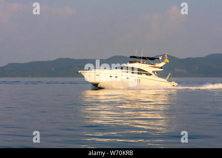 Phuket, Tailandia - 6 Gennaio 2012: la principessa cruiser in corso nella Baia di Phang Nga. La zona è un paradiso per la nautica. Foto Stock