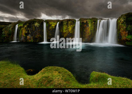 Ben nascosta cascata è ancora un luogo segreto in Islanda. Foto Stock