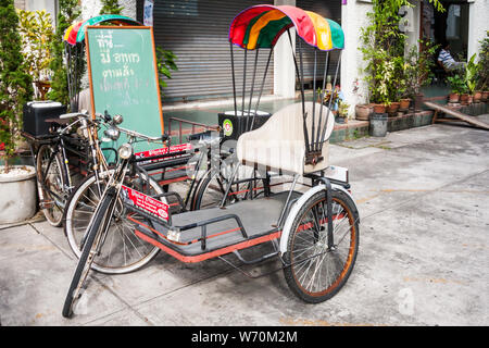 Phuket, Tailandia - 13 Gennaio 2012: Rickshaw o di triciclo parcheggiato sulla strada. Essa appartiene al Phuket tour triciclo e ristorante Foto Stock