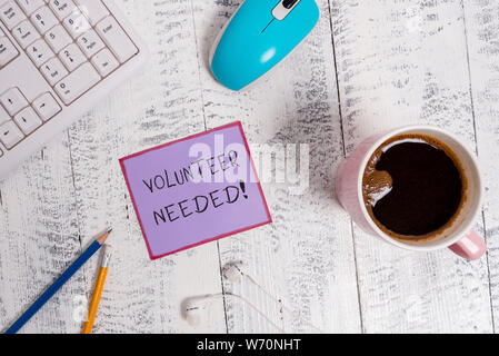 Scrittura di testo necessari volontari. Foto concettuale necessario lavorare per organizzazione senza essere pagati Foto Stock