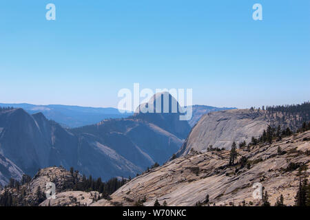 Olmsted punto lungo la Tioga Road, del Parco Nazionale Yosemite, offre una vista in Tenaya Canyon, particolarmente Half Dome e Tenaya Lake. Foto Stock