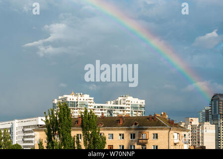 Bellissimo Arcobaleno dopo un temporale nella città di Kiev. Foto Stock